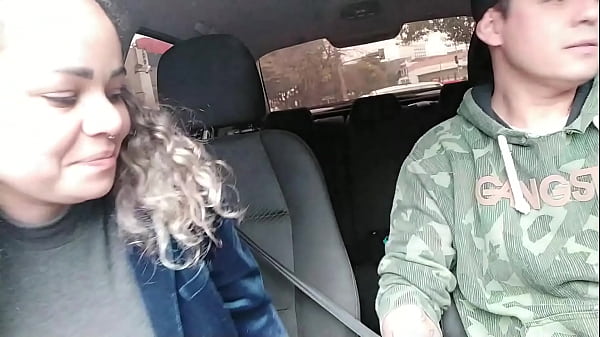 Mulher tarada mamando o sortudo no carro