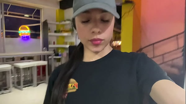 Mulher gozando na siririca no trabalho