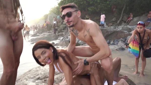 Novinha leitada na areia: DP selvagem sem camisinha na praia carioca